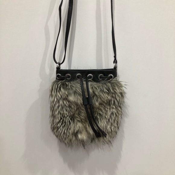 Echo faux-fur bucket crossbody bag - Picture 2 of 6